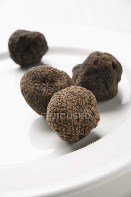 Truffes noires sur assiette — Photo de stock