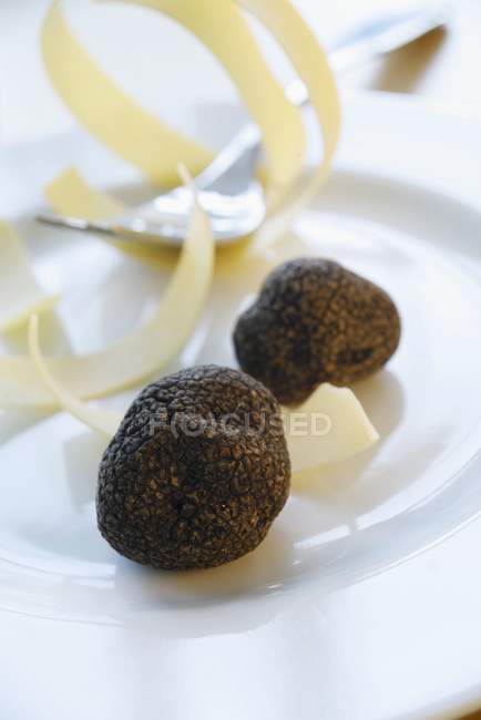 Черные трюфели и макароны с лентой — стоковое фото