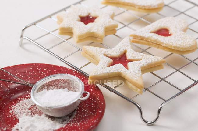 Kekse auf Kuchengestell — Stockfoto