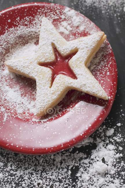 Jam biscuit with icing sugar — Stock Photo