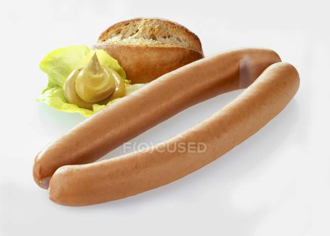 Франкфуртеры с горчицей и хлебом — стоковое фото