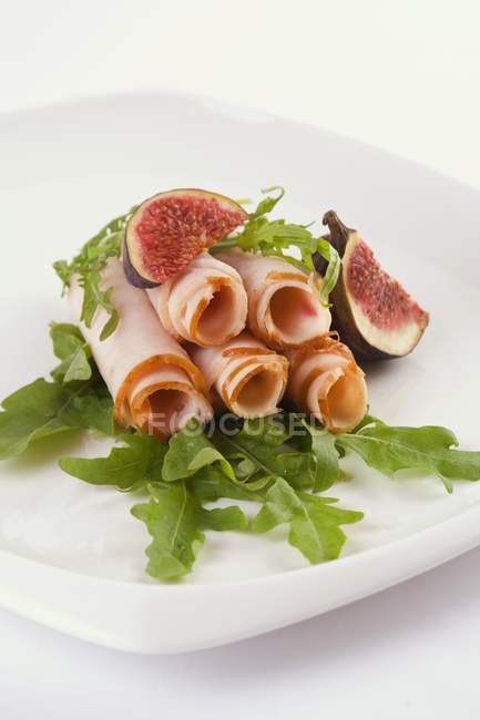 Ham rolls with rocket and figs — Stock Photo