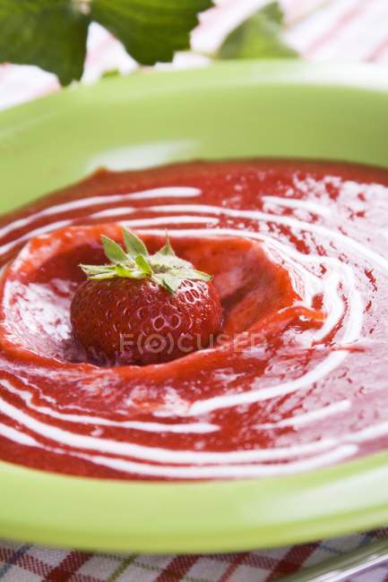 Vista de cerca de la sopa de frutas rojas con fresa - foto de stock