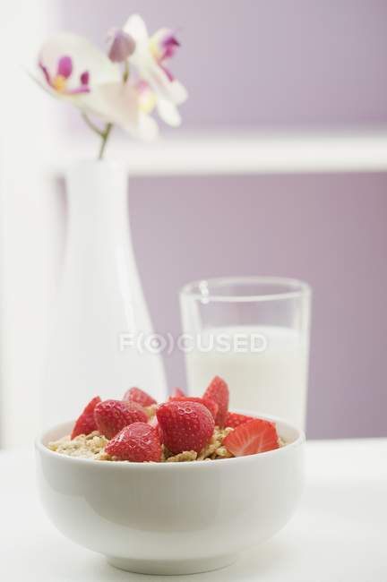 Muesli aux fraises dans un bol blanc — Photo de stock