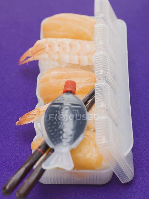 Суши из лосося и креветок нигири — стоковое фото