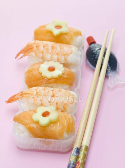Salmón y camarón nigiri sushi - foto de stock
