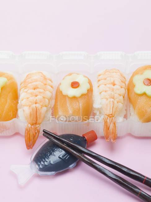 Sushi au saumon et crevette nigiri — Photo de stock