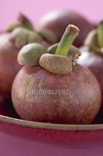 Mangoustan frais dans un bol — Photo de stock
