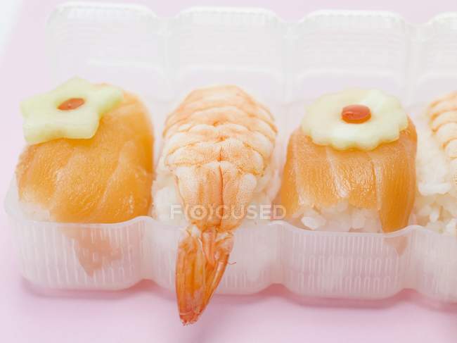 Sushi nigiri di salmoni e gamberetti — Foto stock
