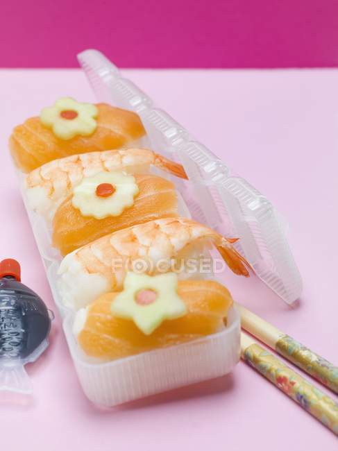 Salmon and prawn nigiri sushi — Stock Photo