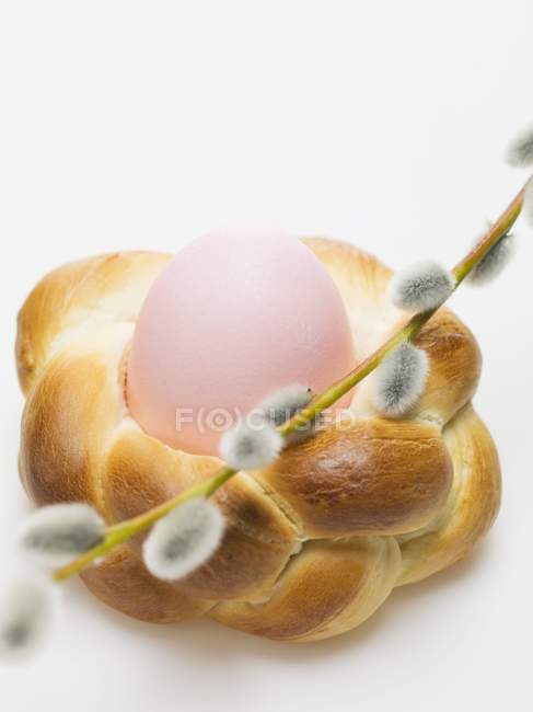Osterei im Brot — Stockfoto