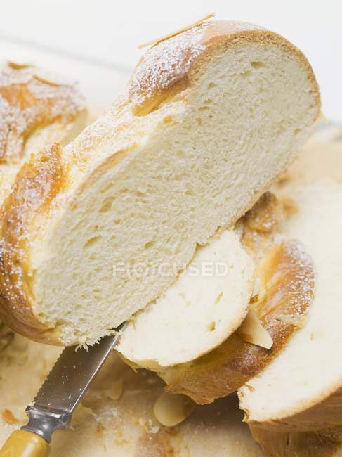 Pão plait com amêndoas — Fotografia de Stock