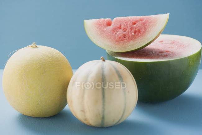 Frische reife Melonen mit Blüten — Stockfoto