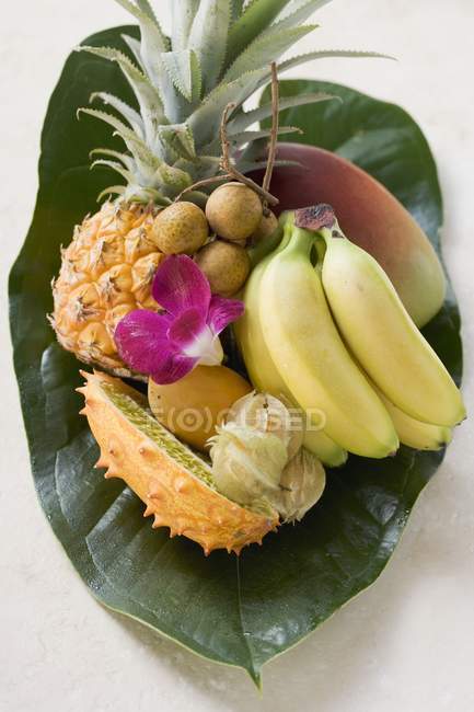 Экзотические фрукты на банановом листе — стоковое фото