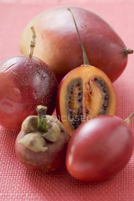 Verschiedene exotische Früchte — Stockfoto