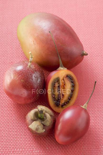 Surtido de frutas exóticas - foto de stock