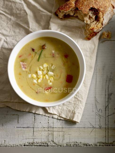 Sopa de milho doce cremoso em tigela branca — Fotografia de Stock