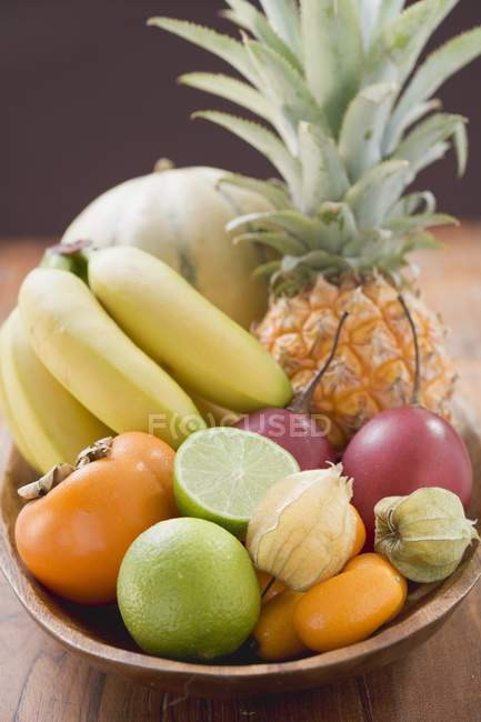 Exotische Früchte über Holztisch — Stockfoto