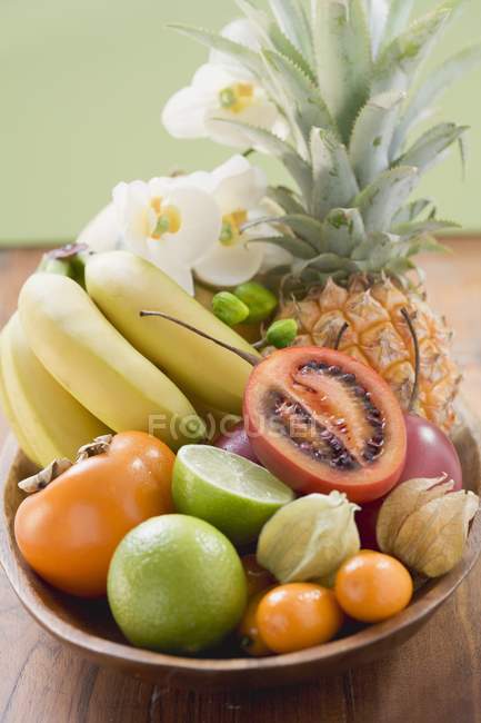 Frutos exóticos sobre mesa de madeira — Fotografia de Stock