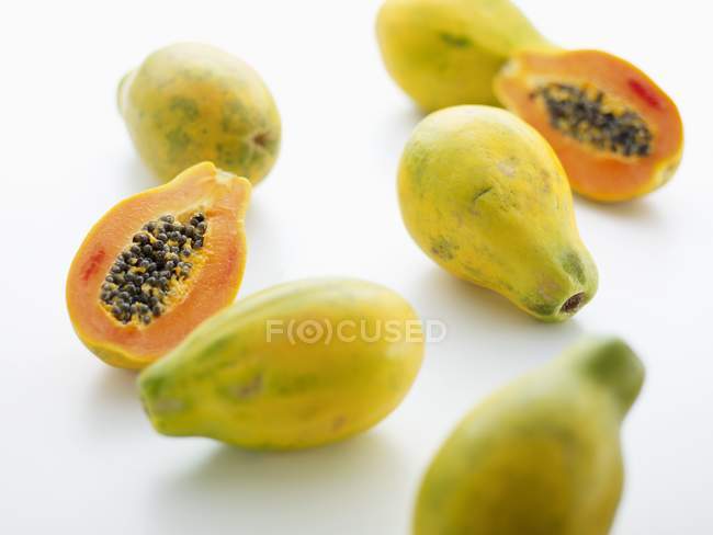 Papaias frescas com metades — Fotografia de Stock