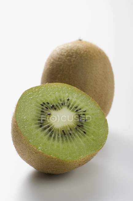Whole kiwi fruit — Stock Photo