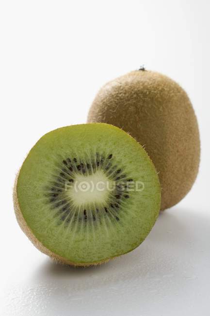 Fruta kiwi inteira — Fotografia de Stock