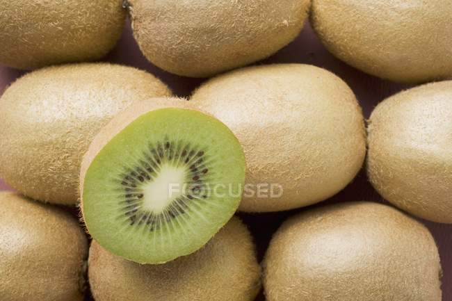 Mezzo kiwi — Foto stock