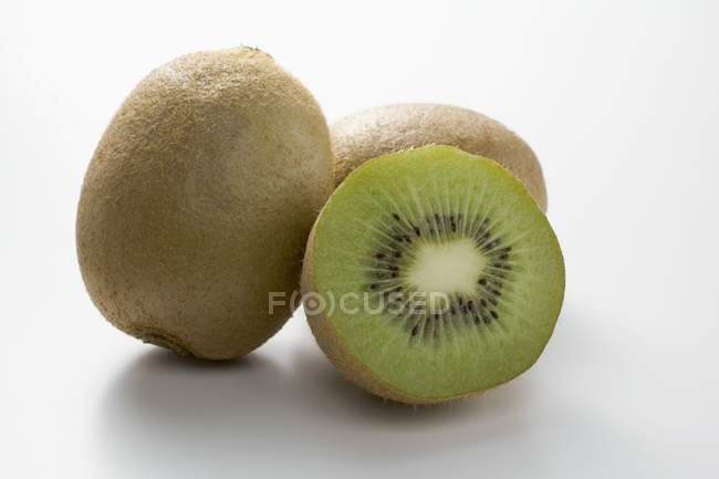 Frutos de kiwi enteros - foto de stock