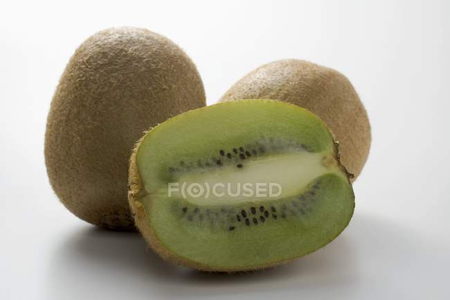 Whole kiwi fruits — Stock Photo
