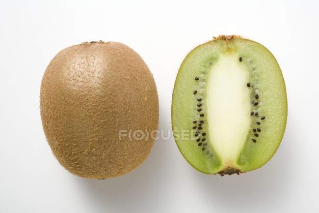 Fruta kiwi inteira — Fotografia de Stock
