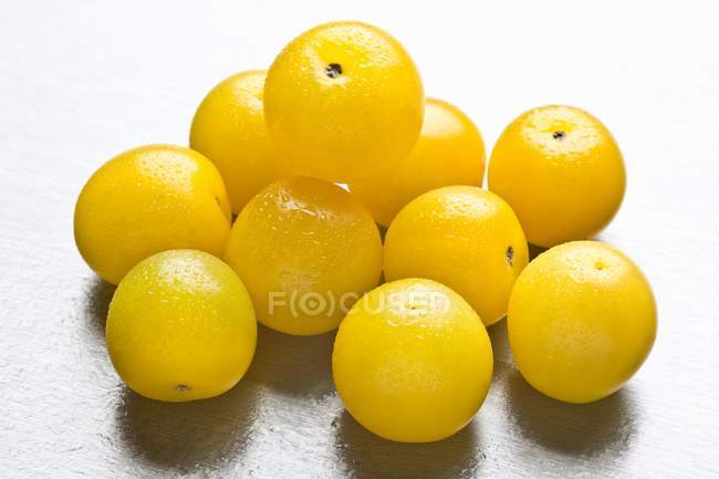 Mehrere gelbe Pflaumen — Stockfoto