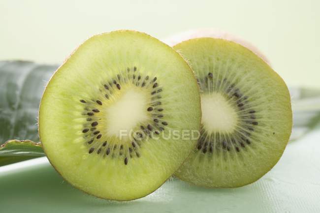 Frutas Kiwi, em fatias parciais — Fotografia de Stock