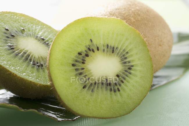 Two halves of kiwi fruit — Stock Photo