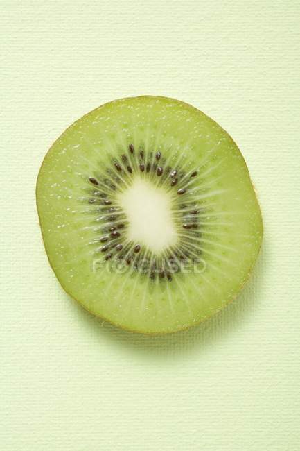 Slice of kiwi fruit — Stock Photo