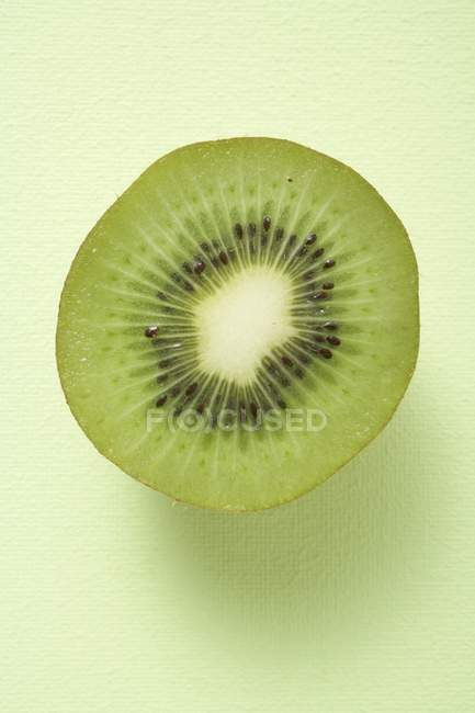 Un demi-Kiwi Fruit — Photo de stock