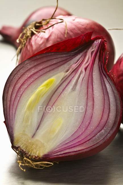 Red onion halved — Stock Photo