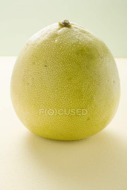 Whole fresh pomelo — Stock Photo