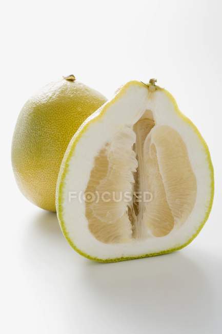 Pomelo inteiro e meio pomelo — Fotografia de Stock