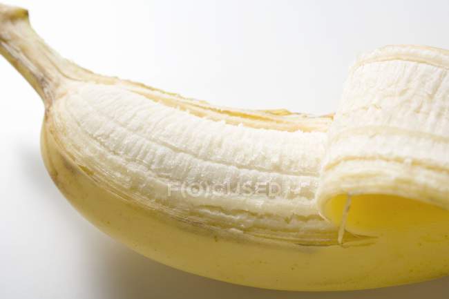 Частково очищений свіжий банан — стокове фото