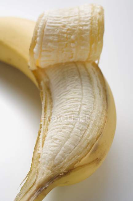 Plátano fresco parcialmente pelado - foto de stock