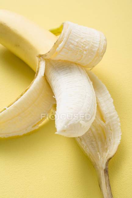 Banana matura sbucciata a metà — Foto stock