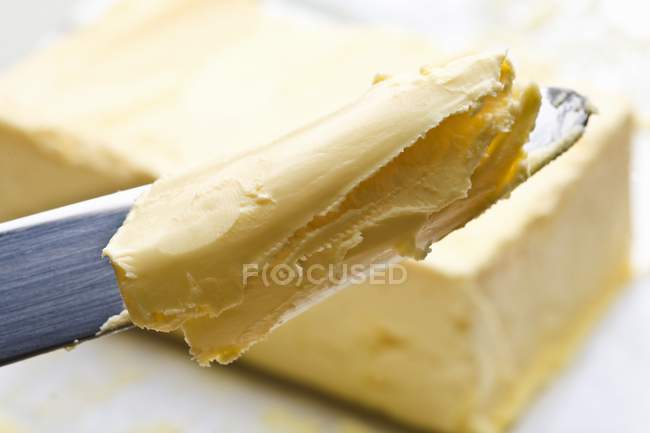 Vista close-up de manteiga na lâmina de faca — Fotografia de Stock