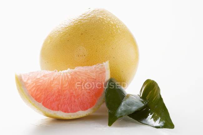 Whole grapefruit and leaves — Stock Photo