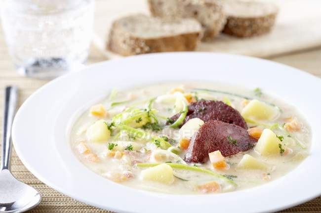 Картопляний суп з печінкою на білій тарілці — стокове фото