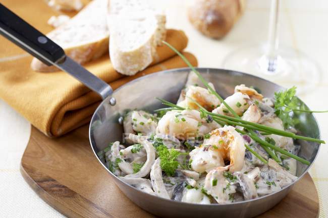 Pan-cooked scampi, mushrooms and onions — Stock Photo