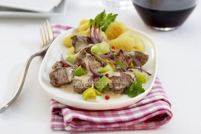 Diced beef with leeks — Stock Photo