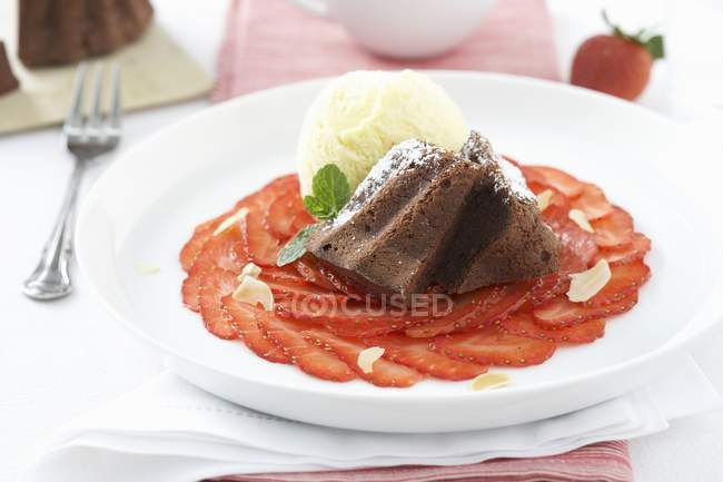 Schokoladenkuchen auf Erdbeer-Carpaccio — Stockfoto