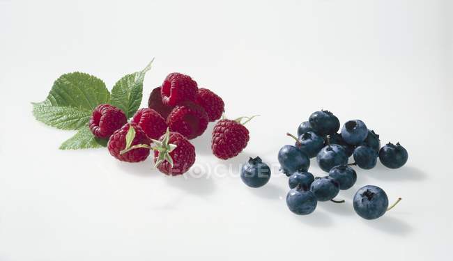 Fresh Blueberries and raspberries — Stock Photo