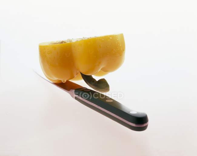Peperoncino giallo dimezzato — Foto stock