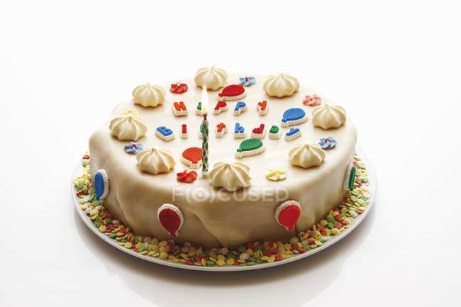 Gâteau d'anniversaire avec massepain recouvert — Photo de stock